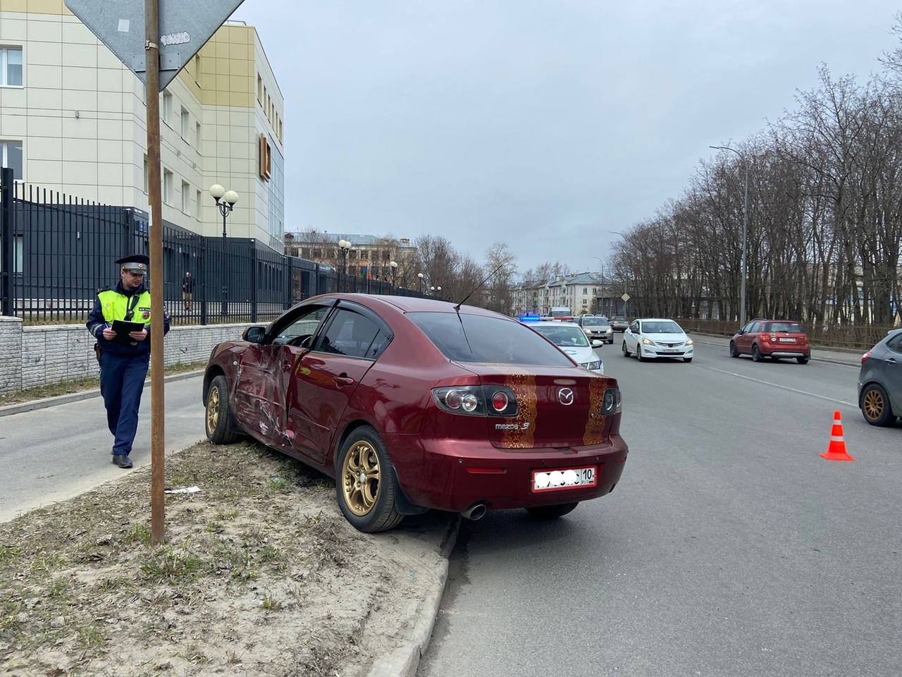 Иномарка вылетела на газон после аварии в Петрозаводске
