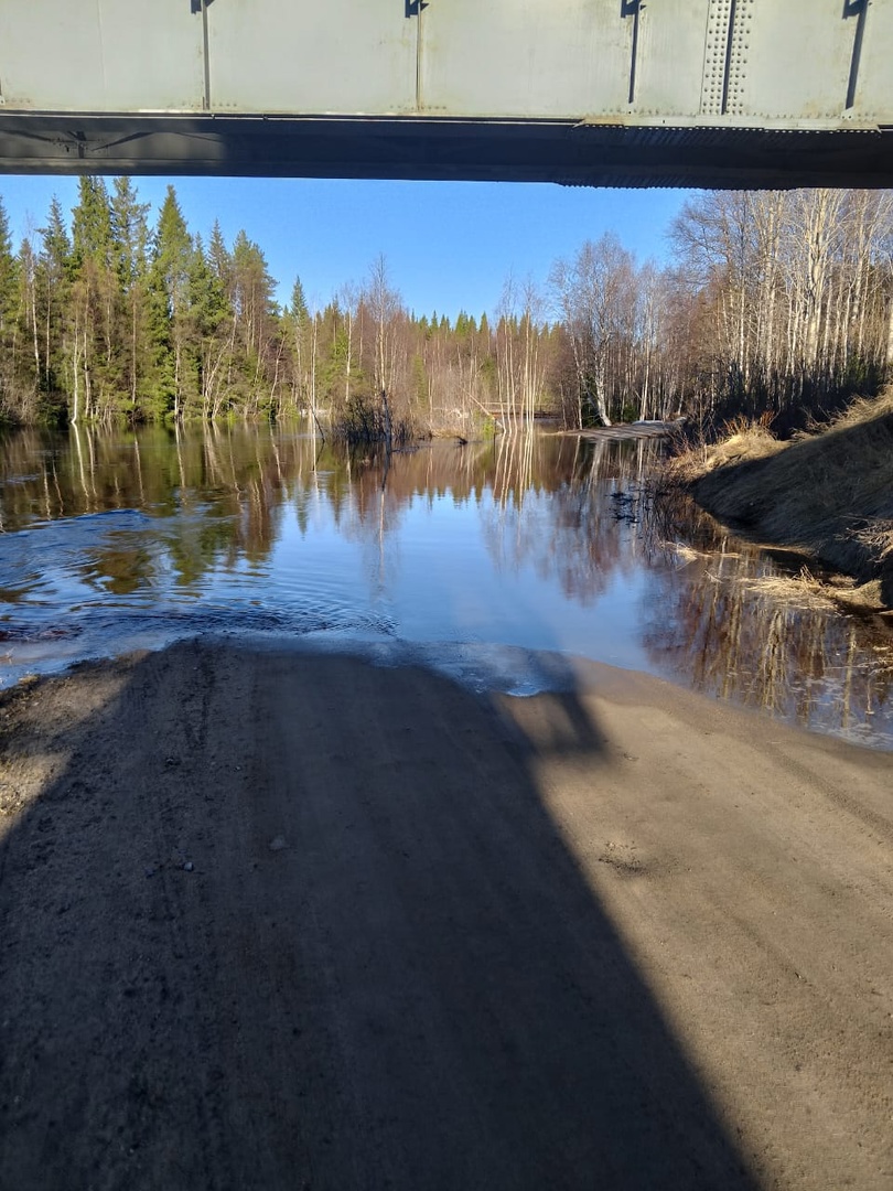 В Кемском районе Карелии затопило дорогу к поморской деревне