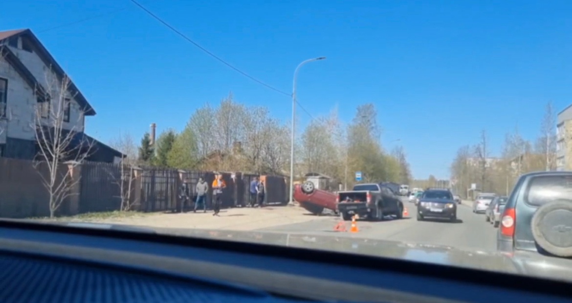 После столкновения автомобиль лег на крышу в Петрозаводске - водителя доставали спасатели