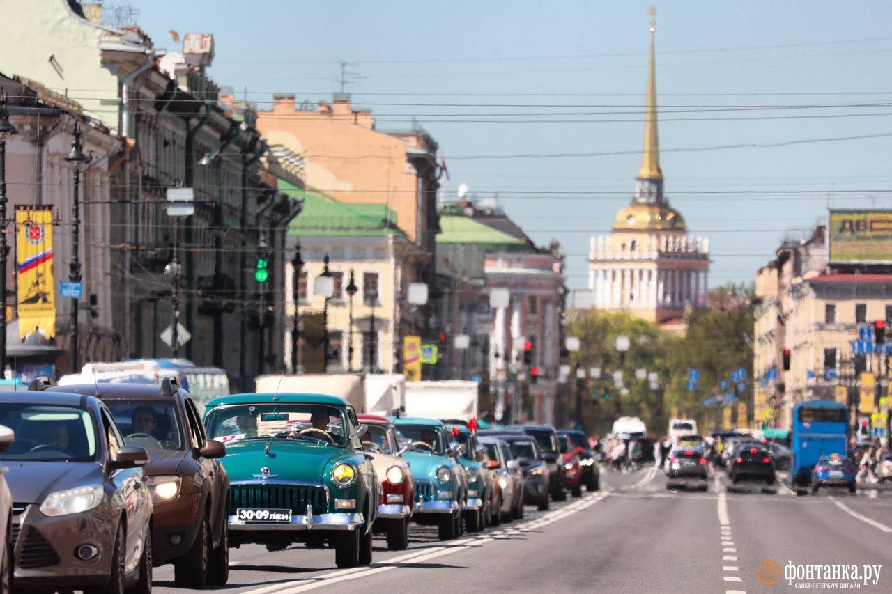 Ветераны автопрома из городов России, в том числе из Петрозаводска, колонной проехали по Питеру
