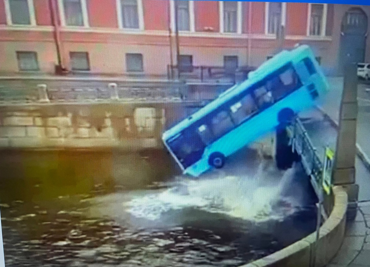 Экспертиза показала исправность тормозов упавшего с моста в Мойку автобуса