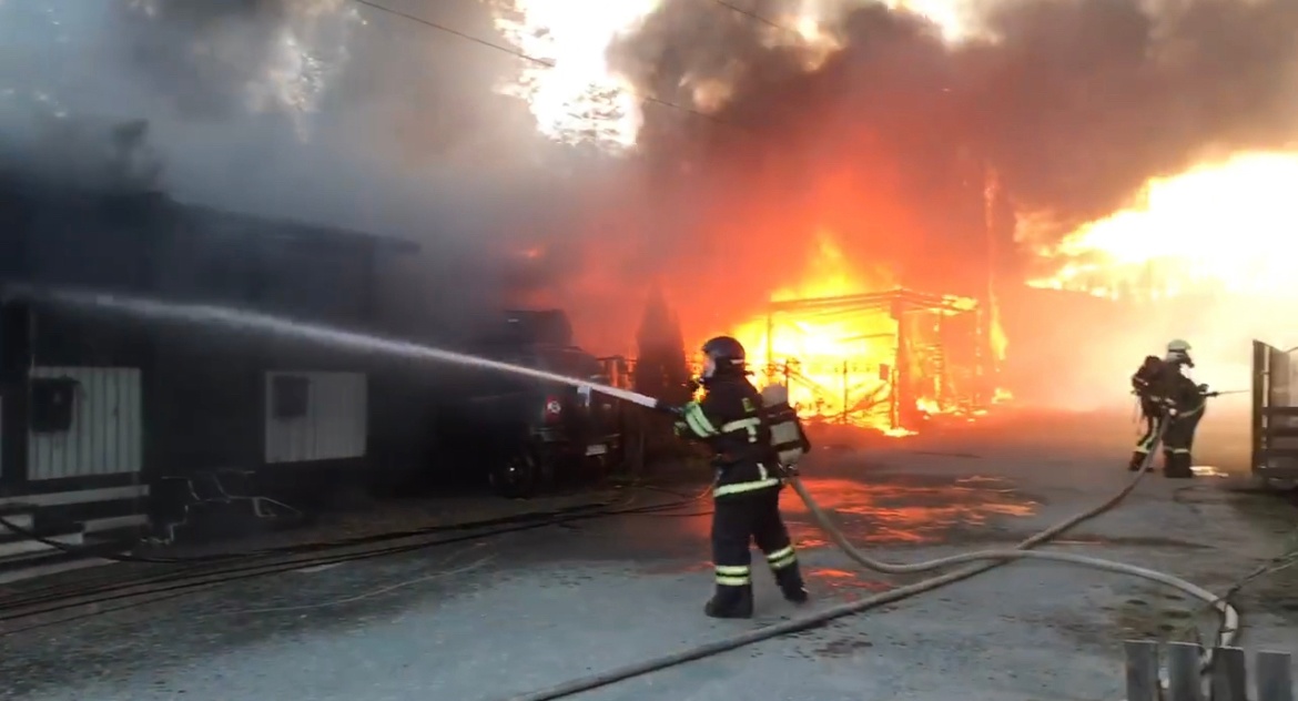 В Костомукше после взрыва газового баллона бушует мощный пожар