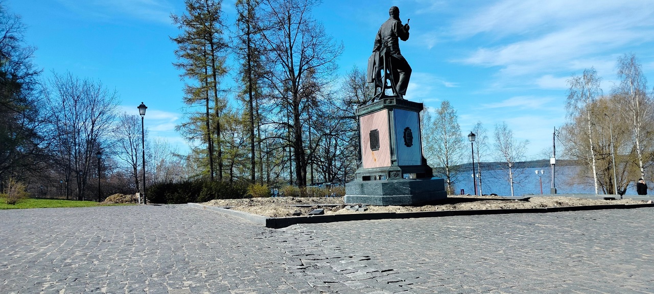 «Это на века»: плитка провалилась возле недавно открытого памятника на набережной Петрозаводска