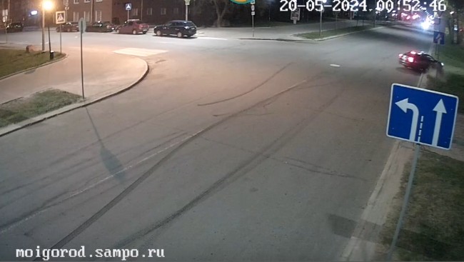 Водитель разогнался и вылетел на газон ночью в центре Петрозаводска