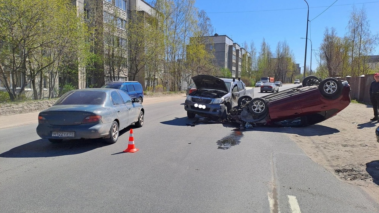 Стали известны подробности аварии с перевернувшимся автомобилем в Петрозаводске