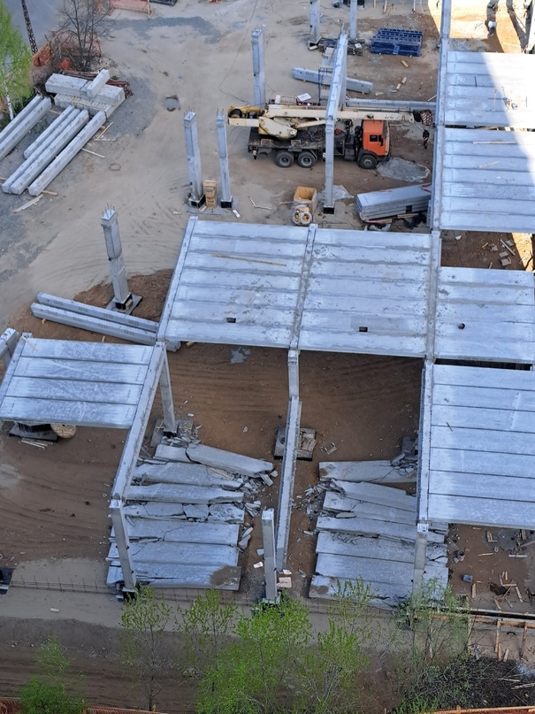 Крыша строящегося магазина обрушилась в Петрозаводске