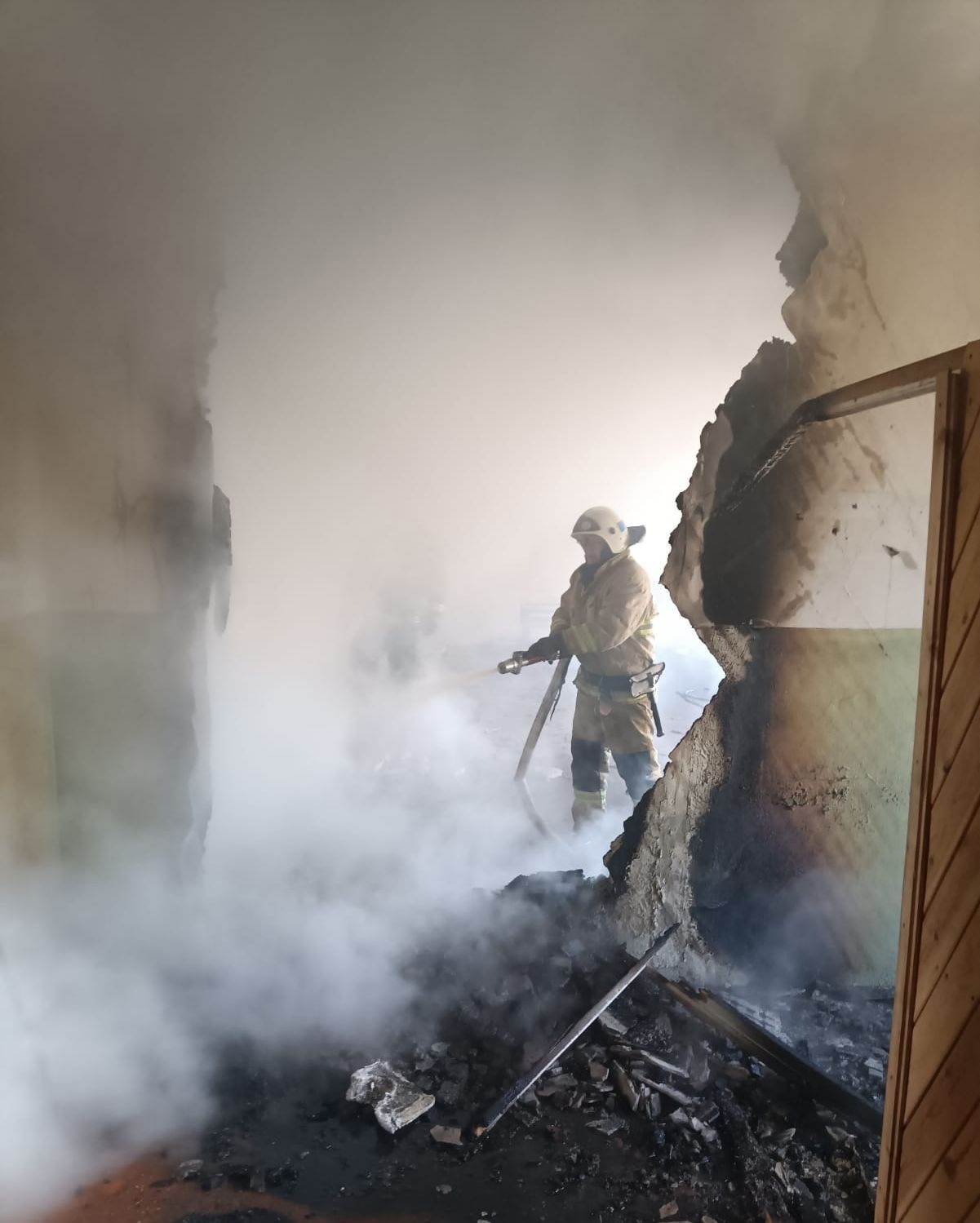 Огнеборцы на севере Карелии тушили пожар в условиях сильного задымления