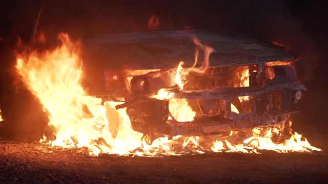 Ночью в Карелии полыхал транспорт: кроссовер сгорел, погрузчик успели потушить  
