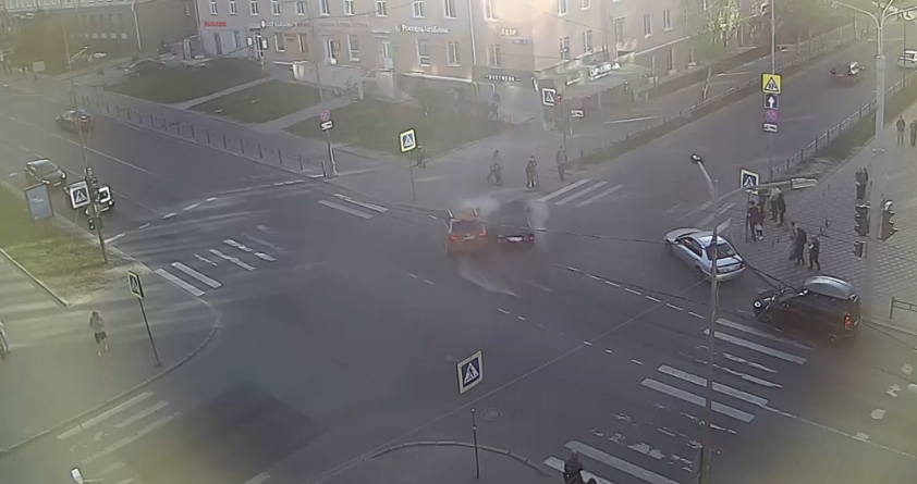 Столкнувшиеся автомобили полетели на пешеходов в центре Петрозаводска