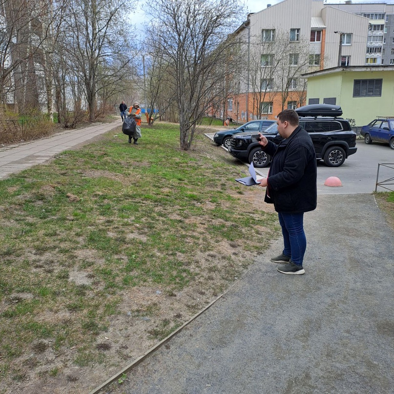 Коммунальщики убрали грязный двор в одном из районов Петрозаводска