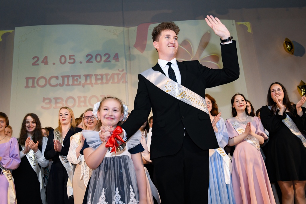 Наталья Кармазина поздравила выпускников школы № 55 с последним звонком