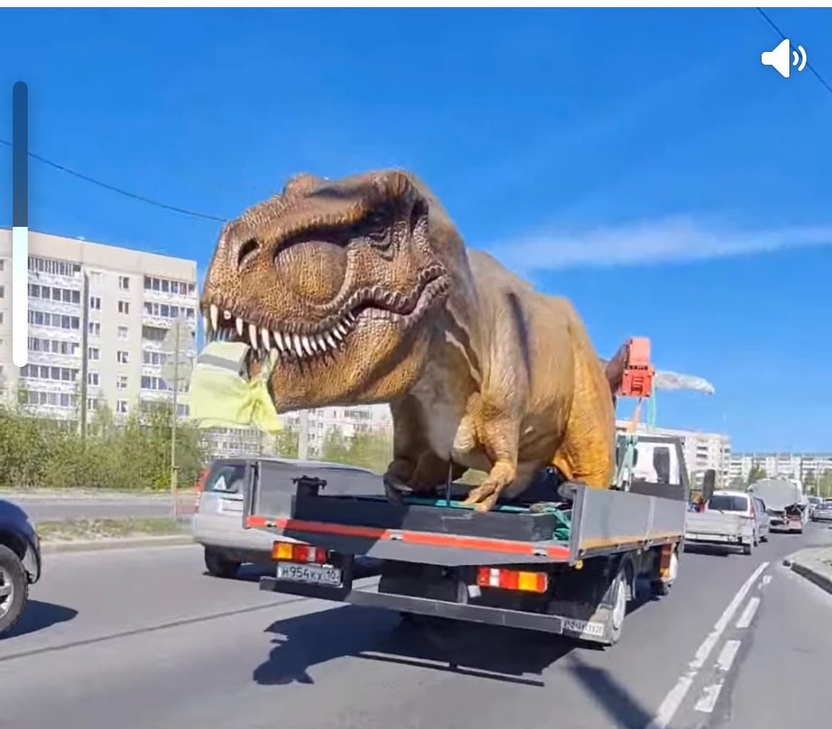 По улицам Петрозаводска везли динозавра
