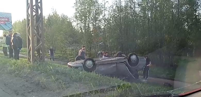 Автомобиль вылетел с дороги и перевернулся в Петрозаводске