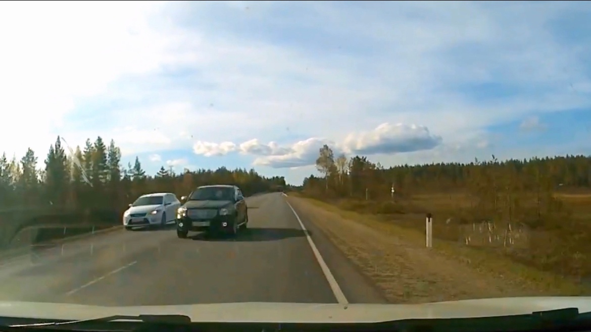 Водитель-неадекват пошел на обгон прямо перед встречной машиной на трассе в Карелии