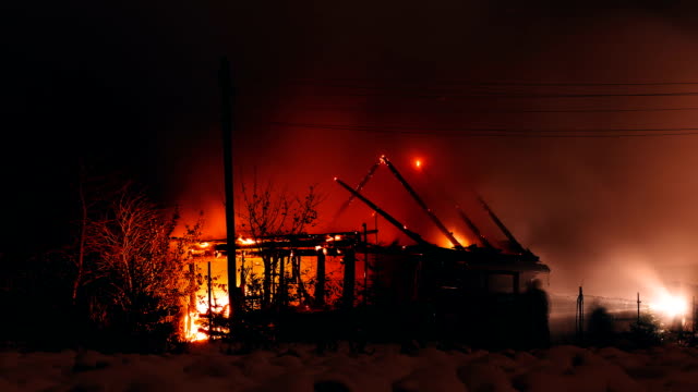 Крупный пожар бушевал ночью в дачном кооперативе в местечке Лучевое - горели три участка