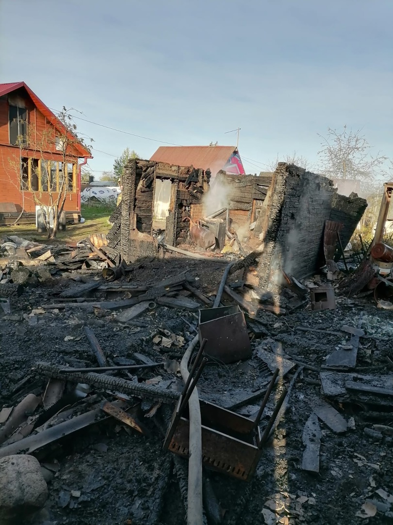 Появились фото охватившего три дачных участка пожара в Прионежье Карелии