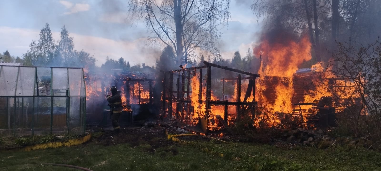 Появились кадры с места пожара в Прионежье, где из-за молнии загорелись дом  и сарай | 30.05.2024 | Новости Петрозаводска - БезФормата