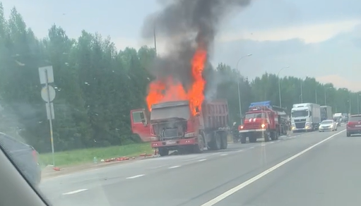 Грузовик загорелся на трассе возле Петрозаводска
