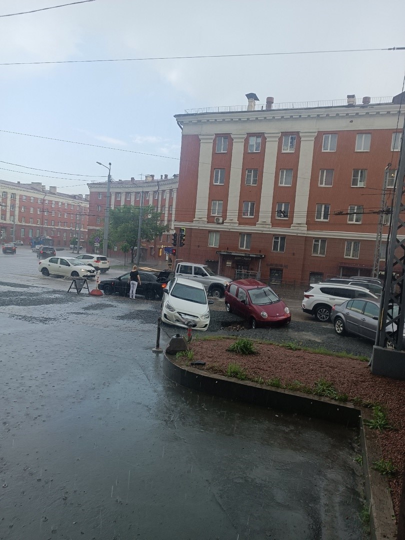 В центре Петрозаводска автомобили начали проваливаться под землю