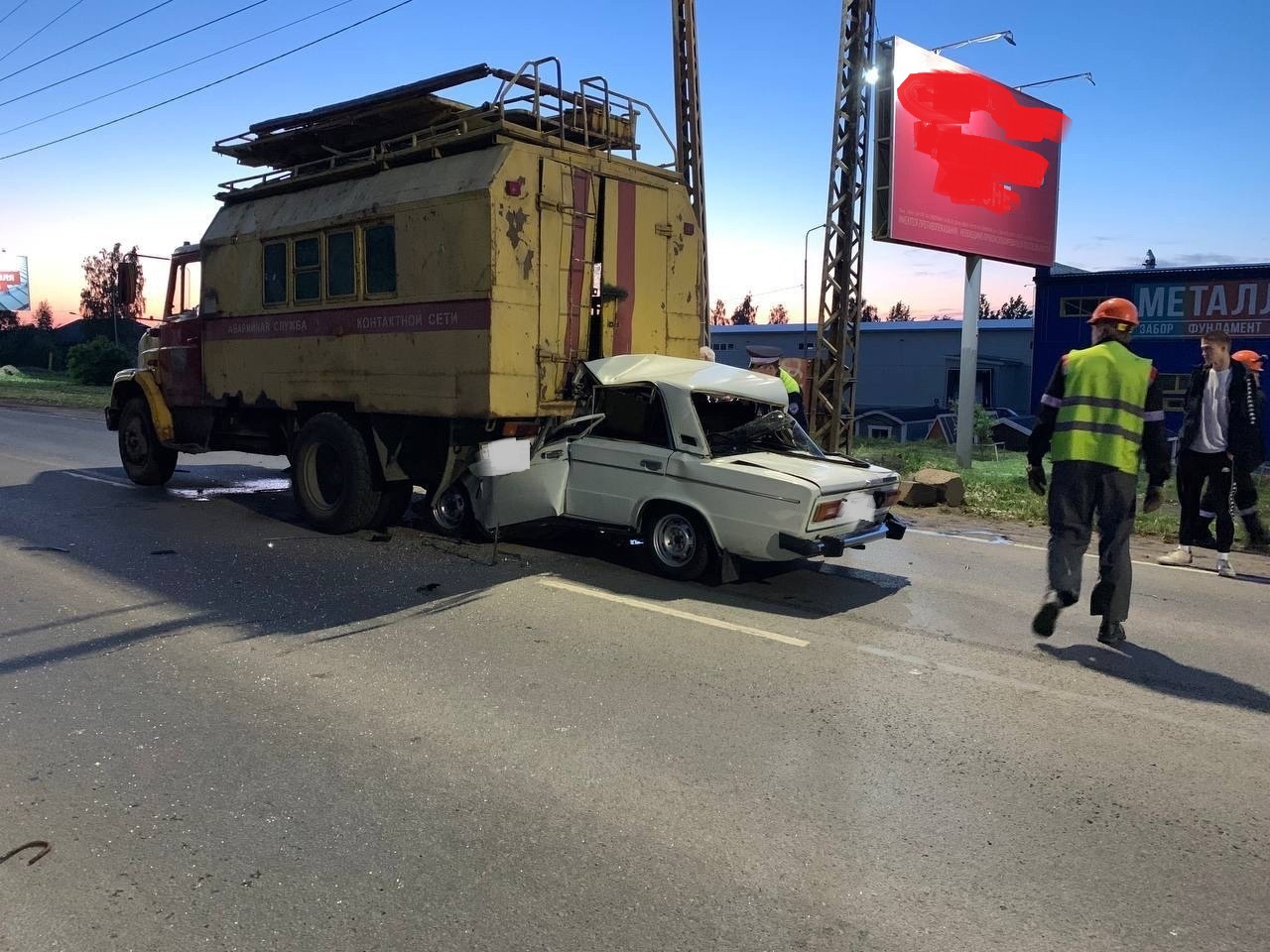 Очевидцы сообщили о гибели пассажира ВАЗ в столкновении с припаркованным грузовиком в Петрозаводске