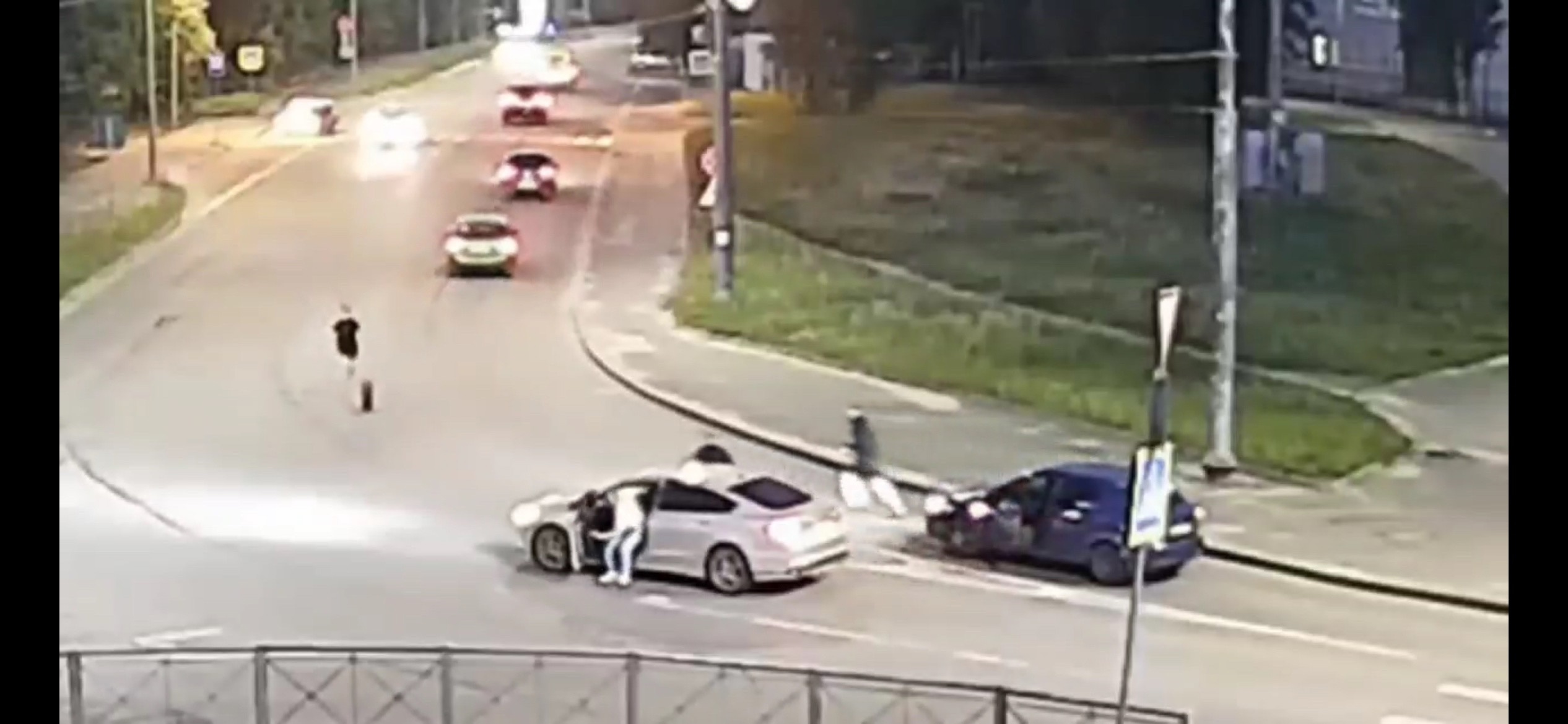 Колесо отвалилось у автомобиля на оживленном шоссе в Петрозаводске