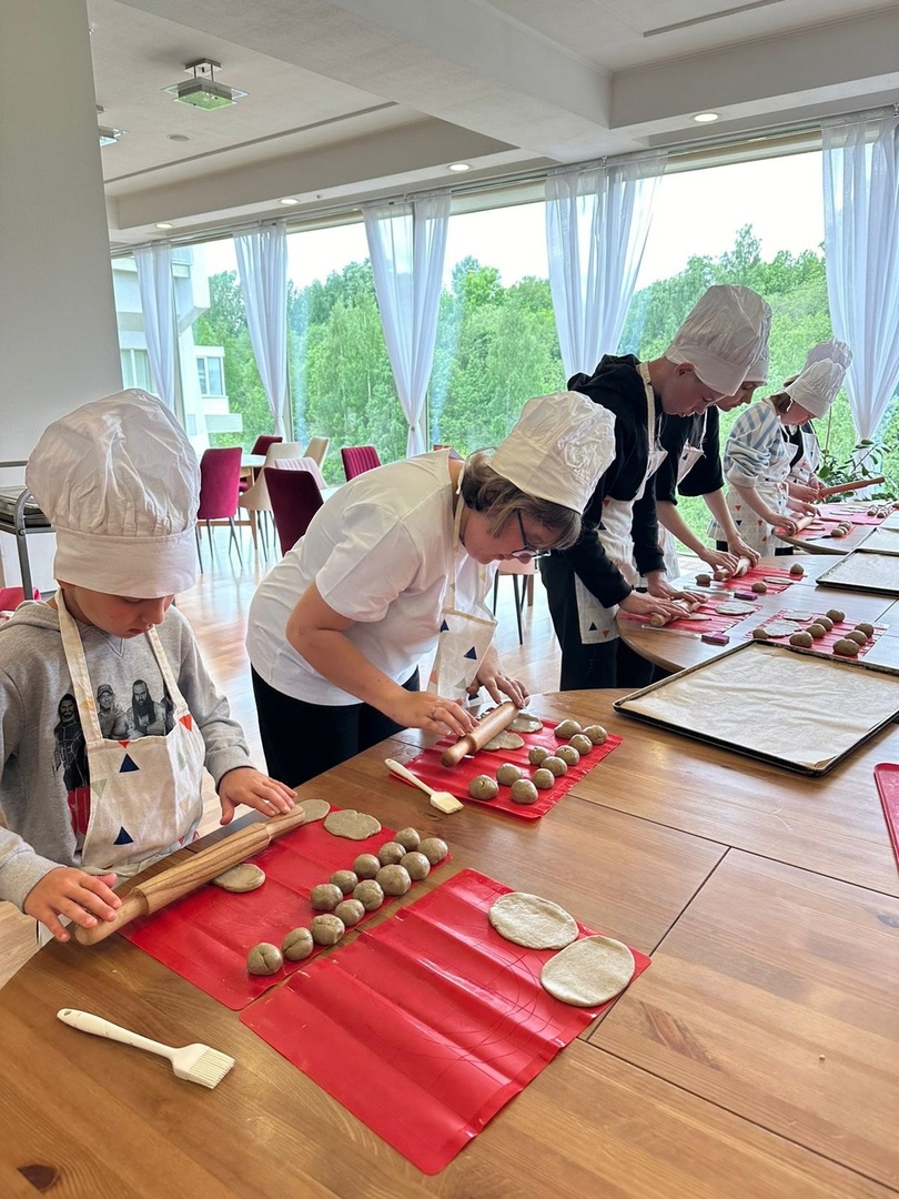 Под руководством шеф-повара юные получатели соцуслуг в Петрозаводске учились готовить калитки 