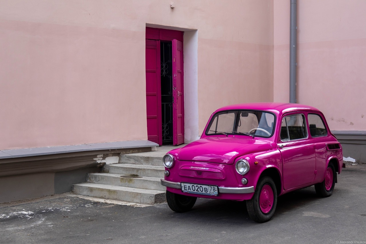 Необычный автомобиль припарковали во дворе Петрозаводска
