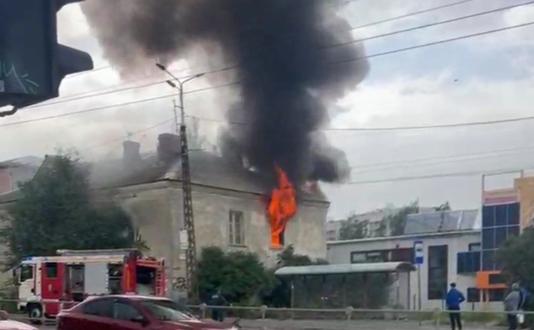 Перевалка опять в огне: здание загорелось рядом с автовокзалом в Петрозаводске
