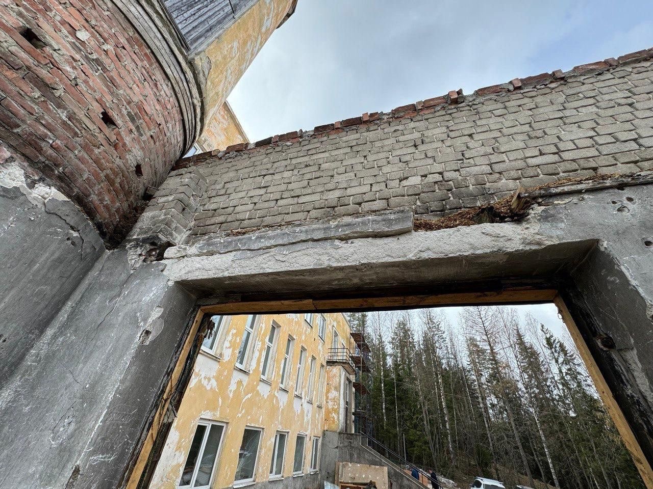 Власти Суоярвского района рассказали о ходе демонтажных работ в пристройке Детской школы искусств
