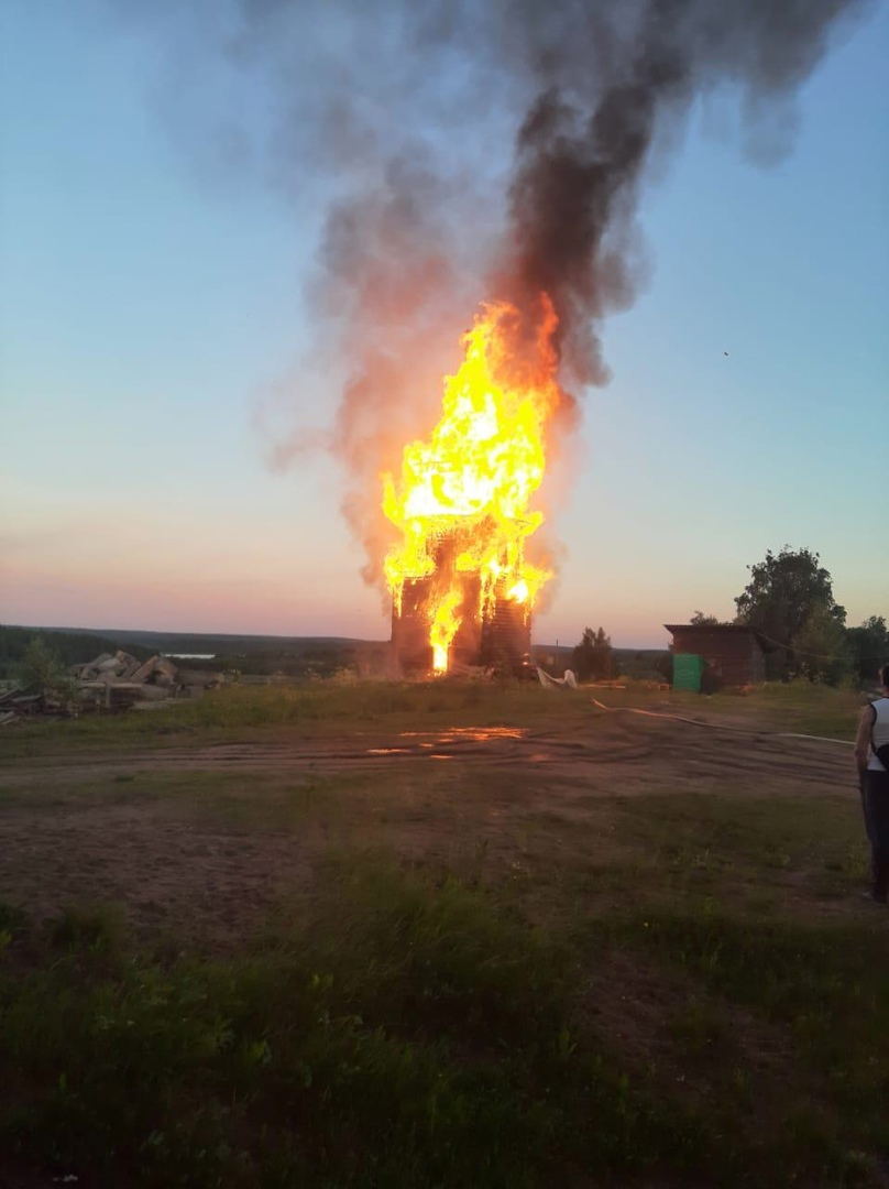 На севере Карелии неизвестные сожгли огромную колокольню
