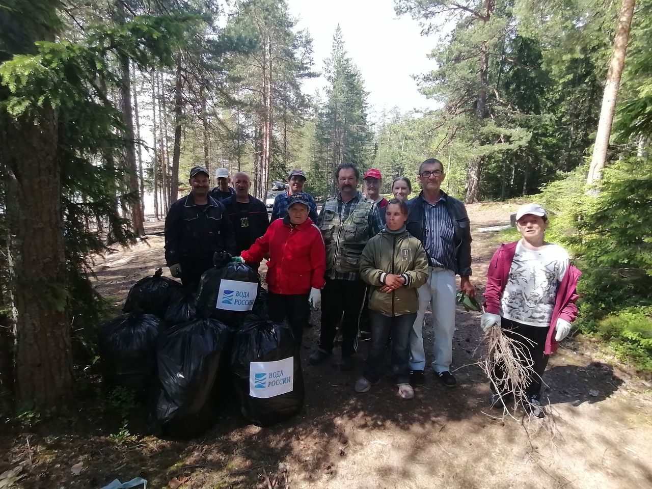 Жители карельского дома-интерната очистили прибрежную территорию Ладожского озера