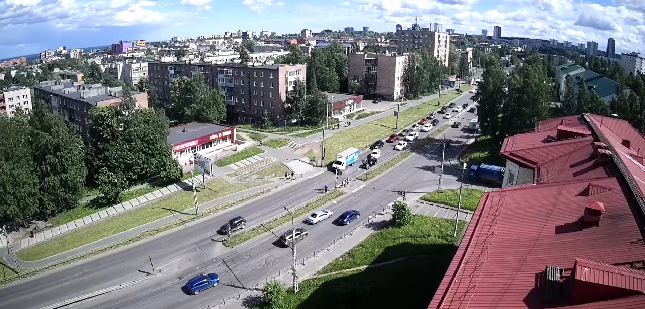 Фургон с разгона протаранил кроссовер на оживленном проспекте Петрозаводска