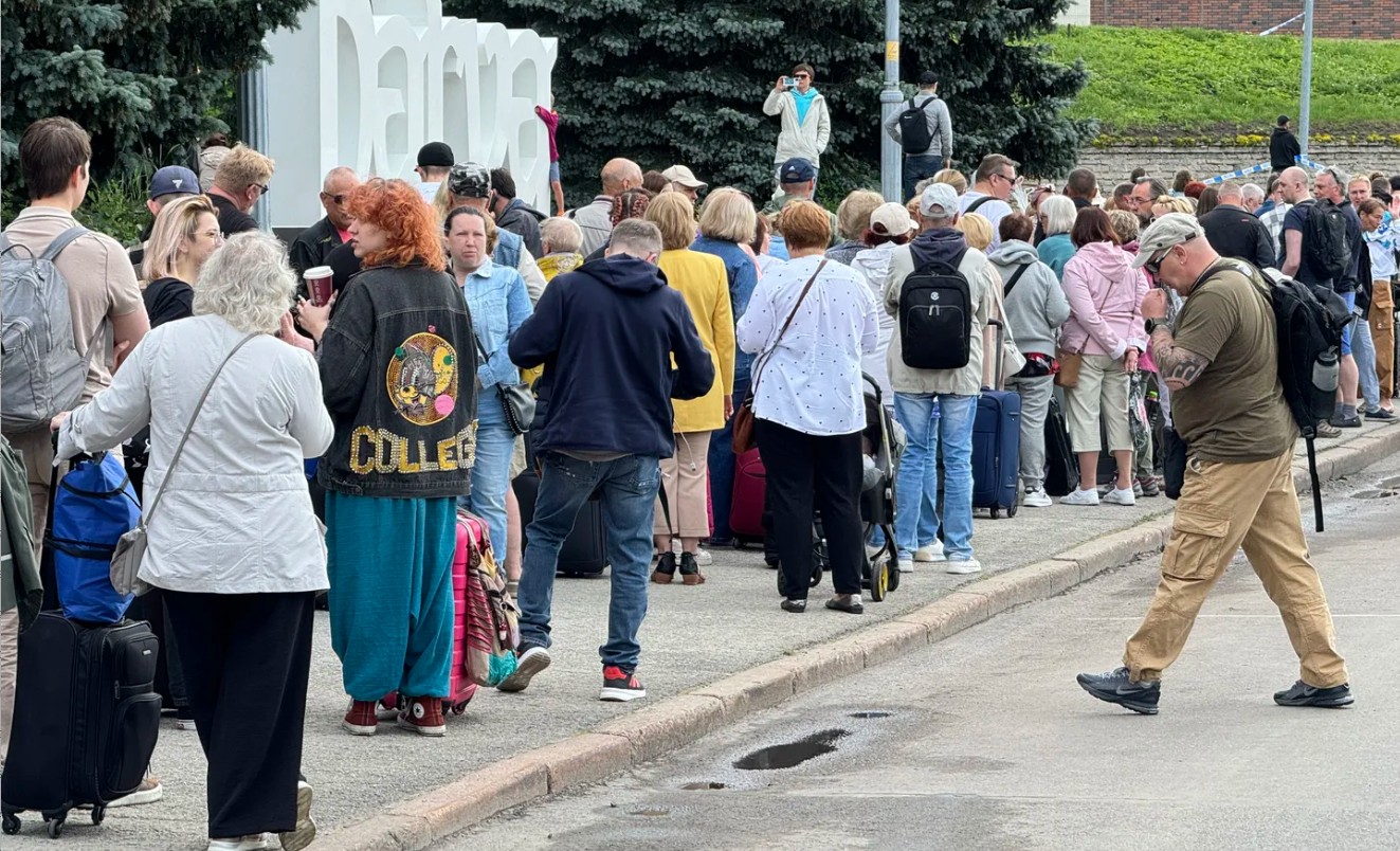 Больше тысячи человек застряли на российско-эстонской границе
