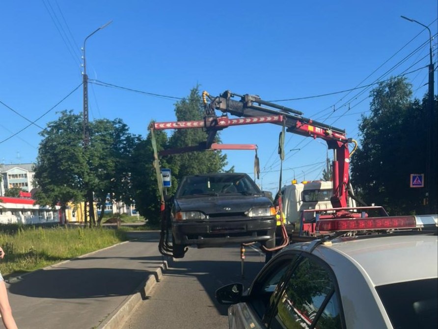Неуверенная девушка села за руль авто в Петрозаводске и сразу попала в «объятия» дорожных полицейских