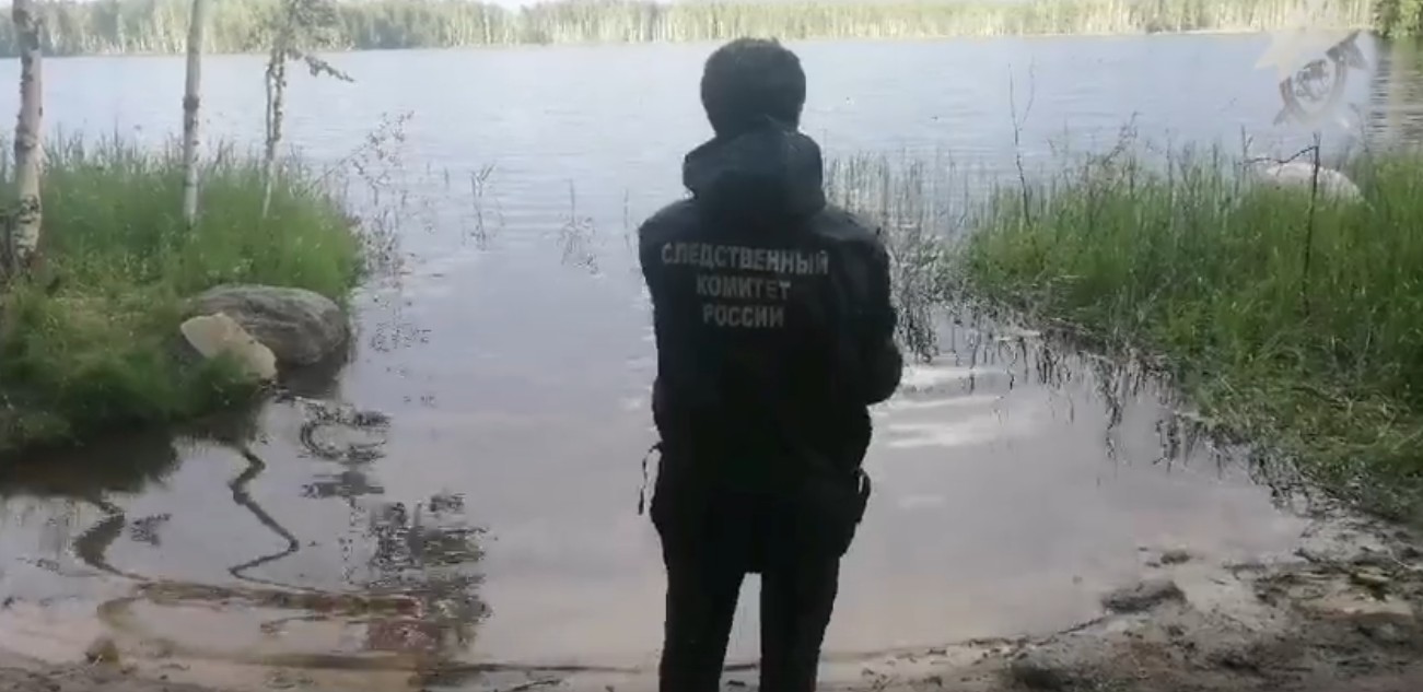 Следователи выясняют причину гибели мужчины, чье тело нашли в озере в Карелии
