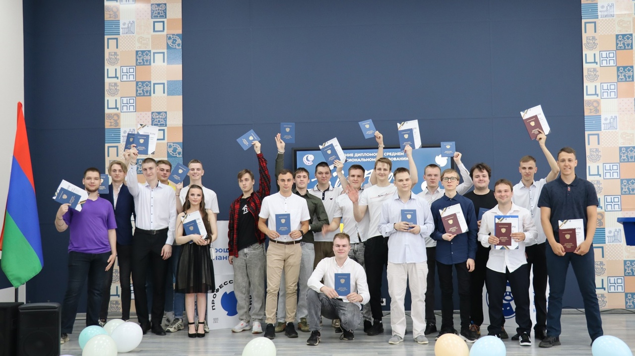 Артур Парфенчиков поздравил выпускников первого выпуска федерального проекта «Профессионалитет» в Карелии