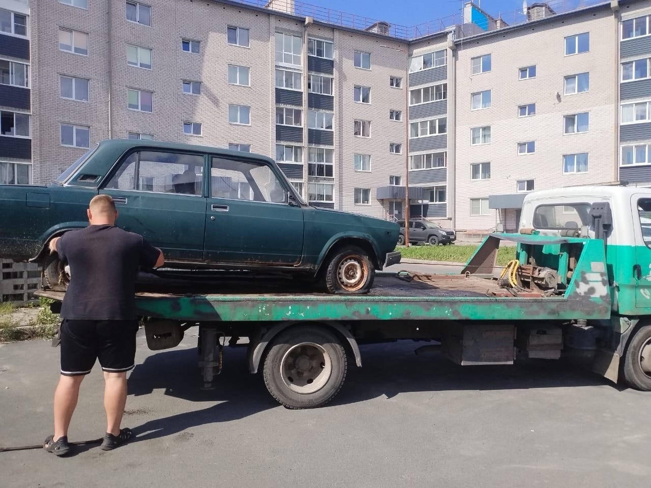 Администрация Петрозаводска продолжает убирать брошенные автомобили с дворов города