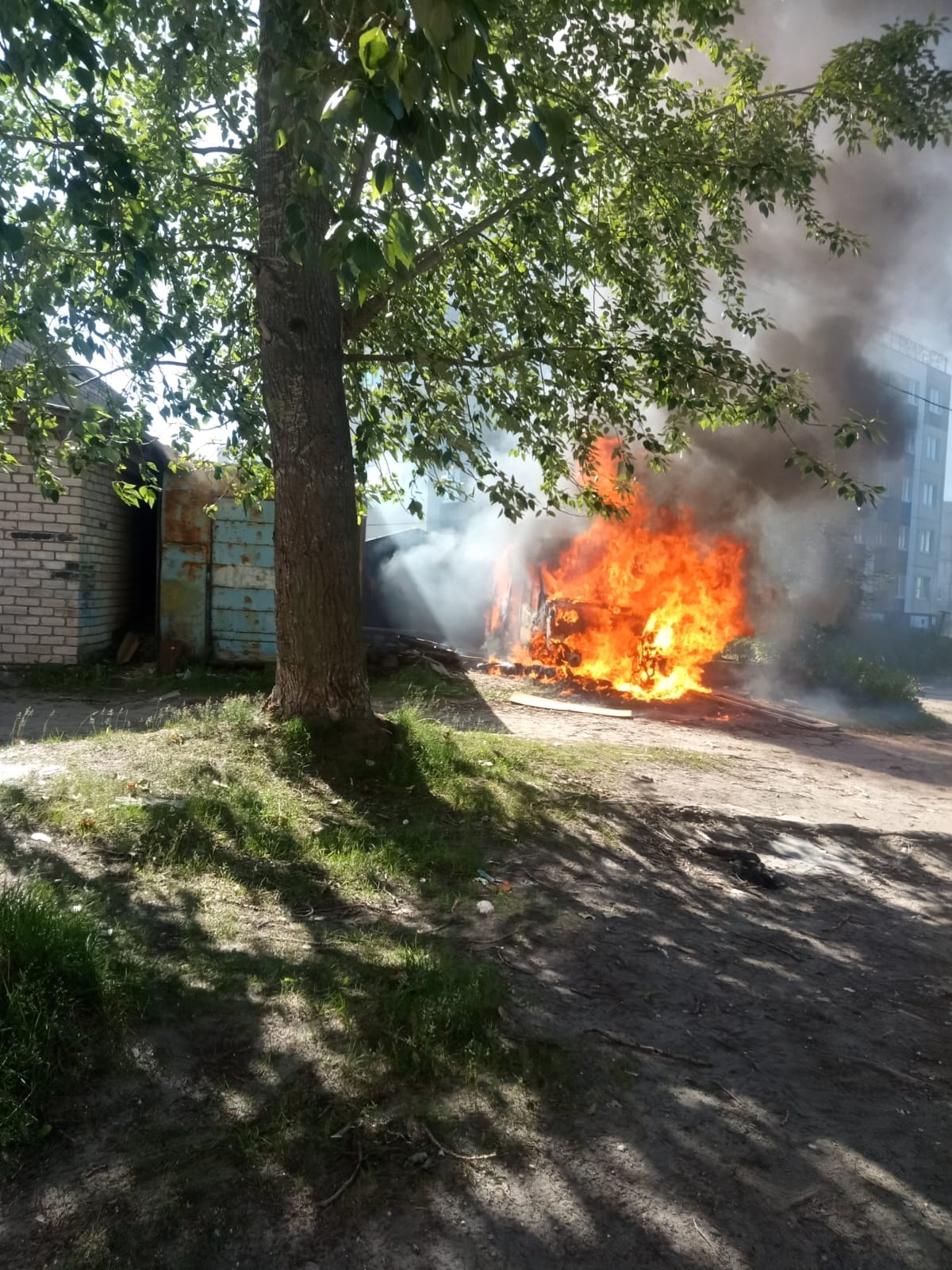 Полыхающая на севере Карелии «Газель» угрожала взорвать бочки с топливом - пожарным помог «хулиган» 