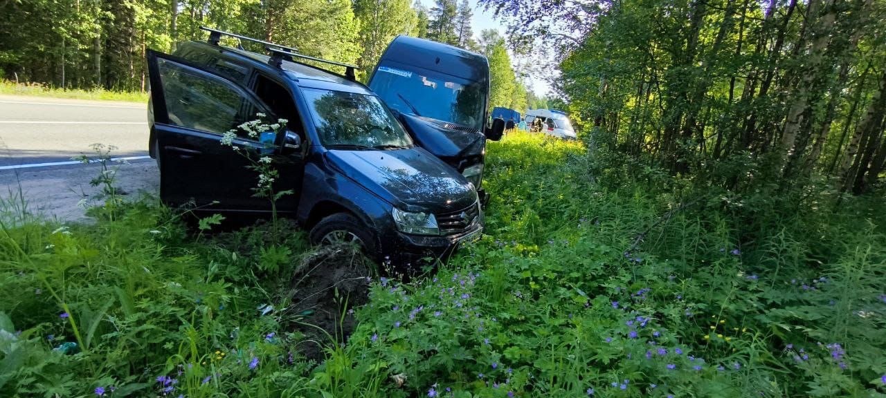 Пассажирский микроавтобус столкнулся с кроссовером на севере Карелии - есть пострадавшие
