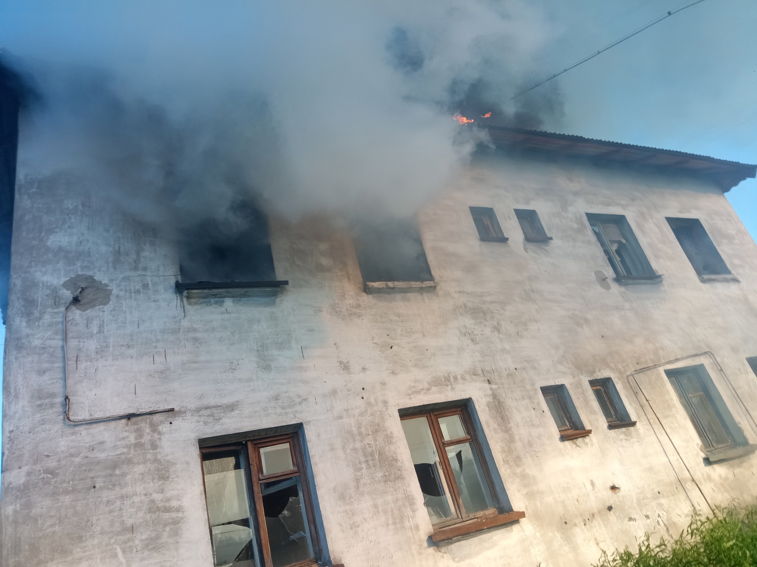 В Беломорске огонь охватил квартиру, крышу и чердак двухэтажного деревянного дома