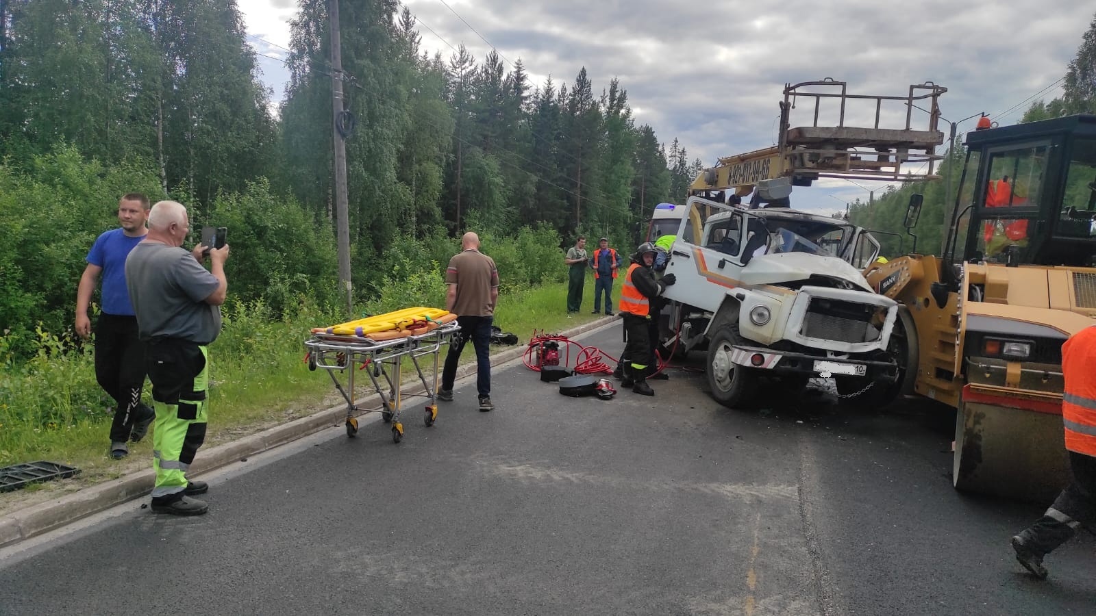 Водителя грузовика зажало в кабине после жесткого столкновения с дорожным катком в городе горняков Карелии