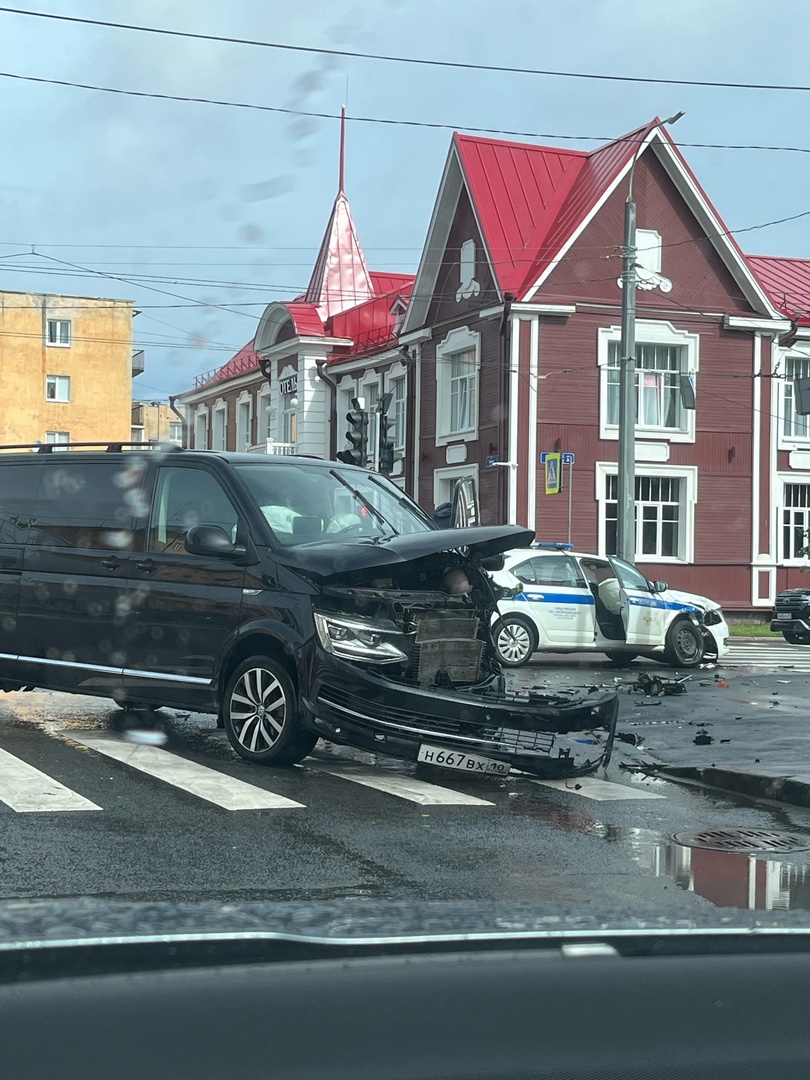 Фургон протаранил автомобиль полиции в центре Петрозаводска