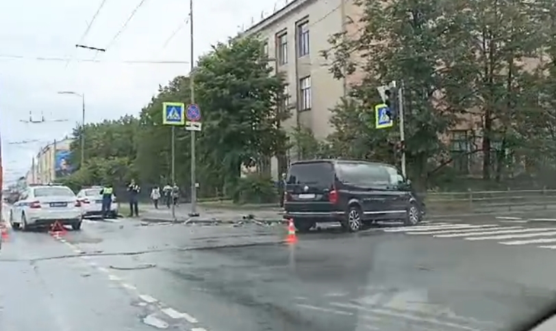 Появились подробности аварии с полицейским автомобилем в центре Петрозаводска 