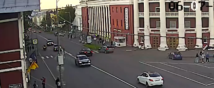 Автомобиль вылетел на тротуар и снес знак в самом центре Петрозаводска