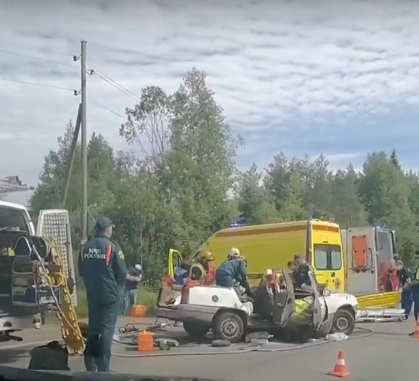 Из-за крупной аварии с участием маршрутки и иномарки на окраине Петрозаводска образовался большой затор