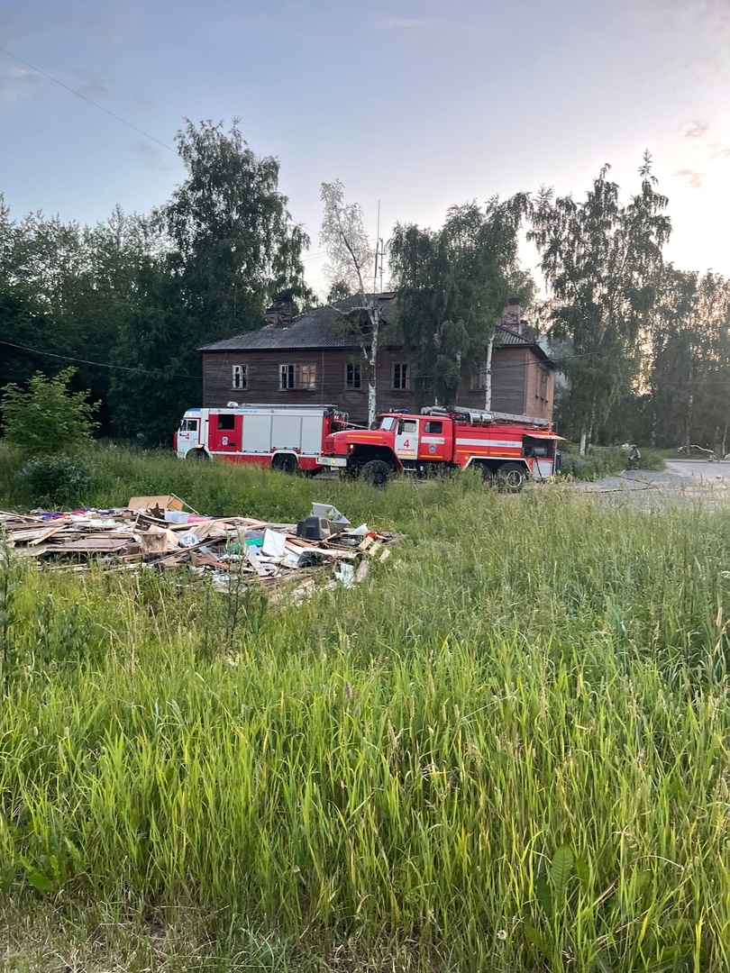 Аварийный дом загорелся в Петрозаводске | 08.07.2024 | Новости  Петрозаводска - БезФормата