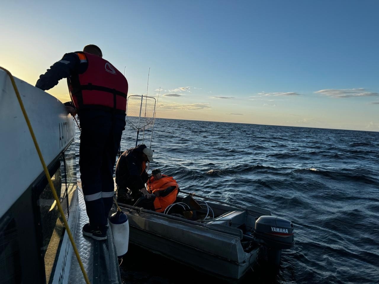 В Карелии спасли людей с дрейфовавшего посреди Онежского озера катера