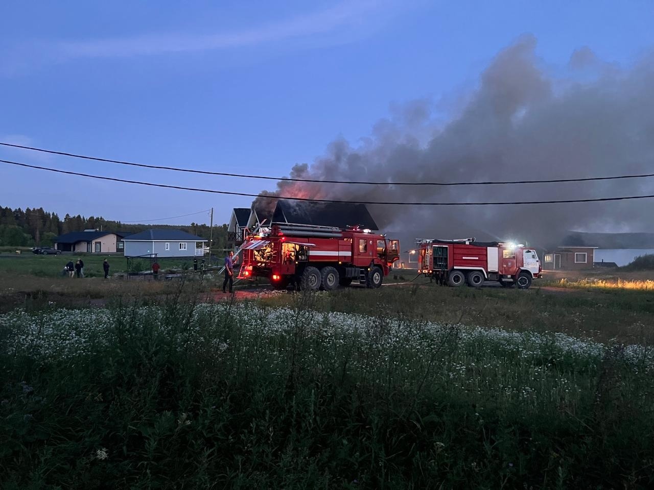 После 14-часового пожара огнеборцы Сортавалы отправились на борьбу с новым —  в одном из поселков горел дом