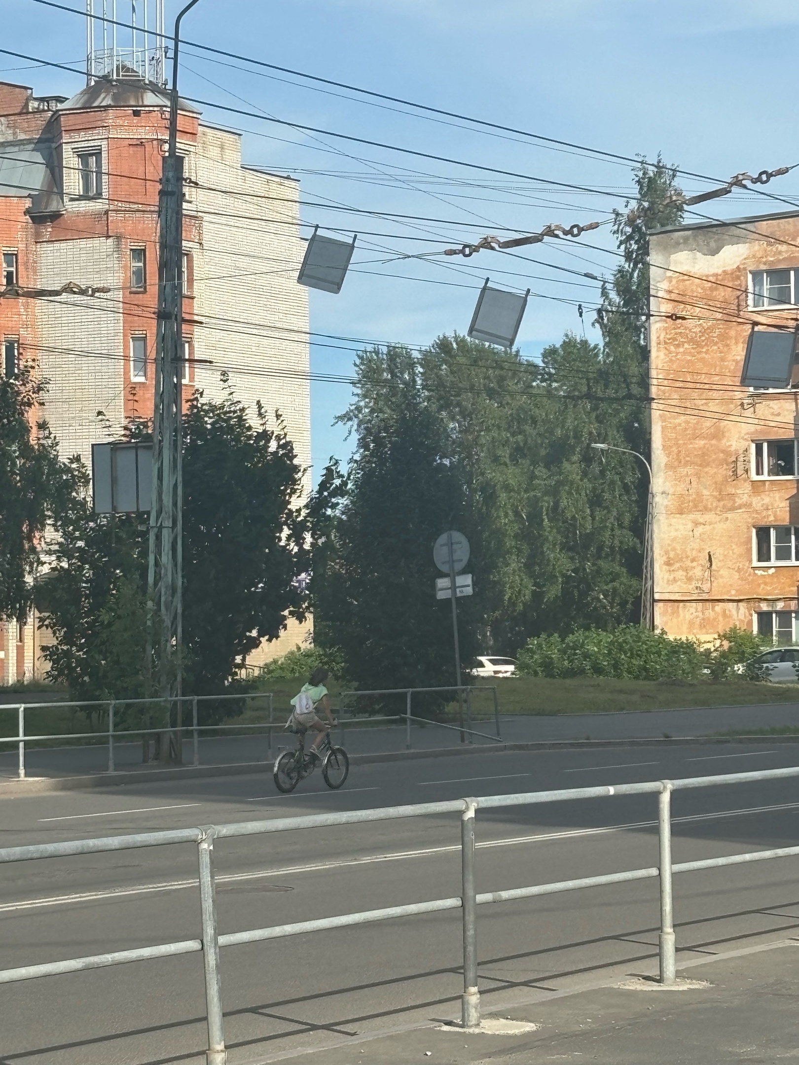 «Мне стало страшно за неё»: петрозаводчанка показала девочку, которая в час пик ехала на велосипеде навстречу машинам