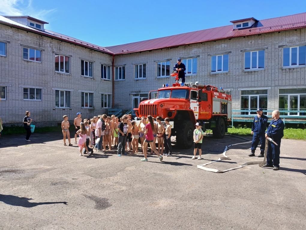 Карельские пожарные устроили «водные процедуры» для местных детей 